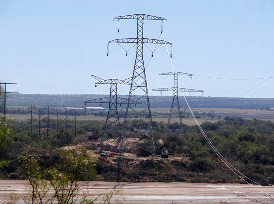 Figure 29. River crossing towers with the conductor being strung Figure 29. River crossing towers with the conductor being strung